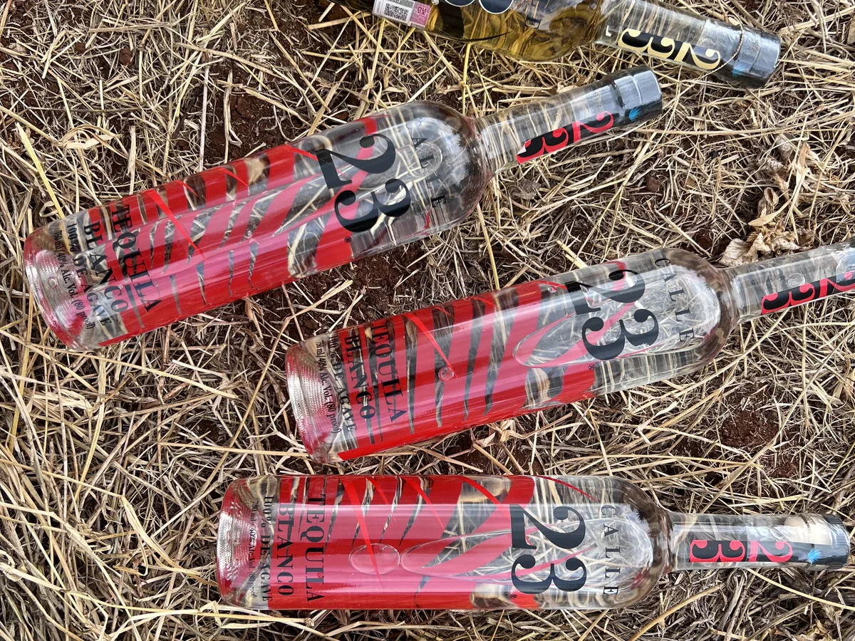 藁の上に並べられたボトル