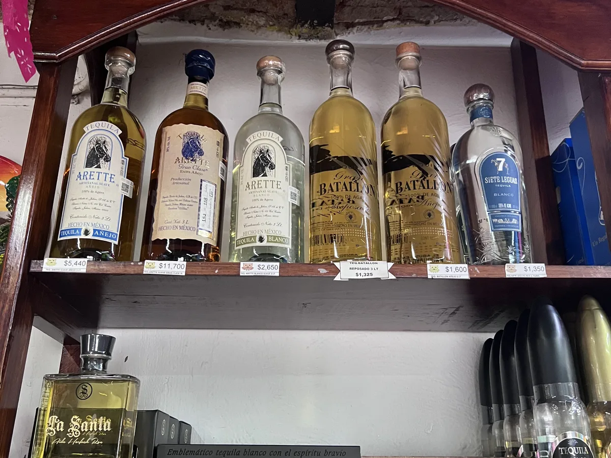 メキシコの酒屋の棚。同じ蒸留所の別ブランドが隣り合って並ぶ